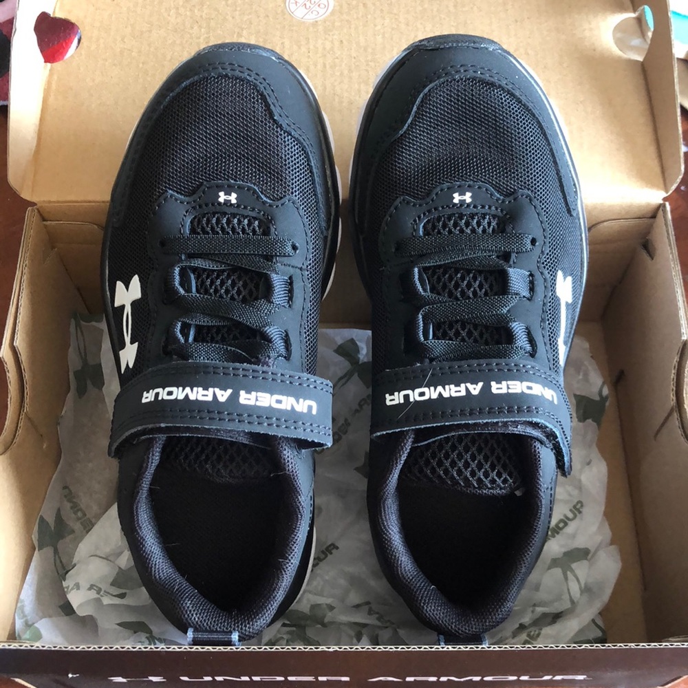 Boys size 13 tennis shoe.  NEW.